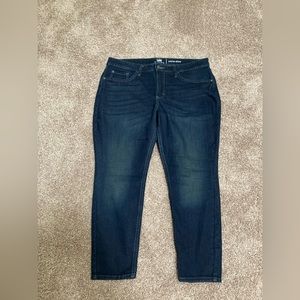 Lee petite size 16 used only ones. Not stretchy.